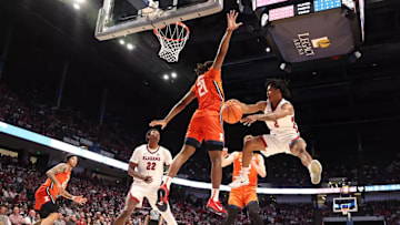 Alabama guard Aden Holloway (2) passes the ball against Illinois at Legacy Arena at BJCC in Birmingham, AL on Wednesday, Nov 20, 2024.