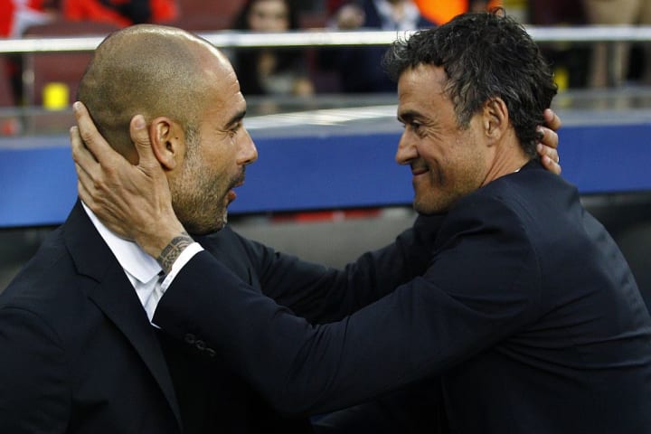 Pep Guardiola dan Luis Enrique berpelukan sebelum pertandingan Bayern Munich melawan Barcelona di Liga Champions