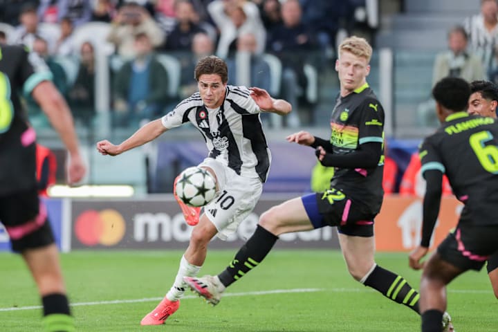 Juventus' Kenan Yildiz (L) and PSV Eindhoven's Jerdy Schouten (R) in action