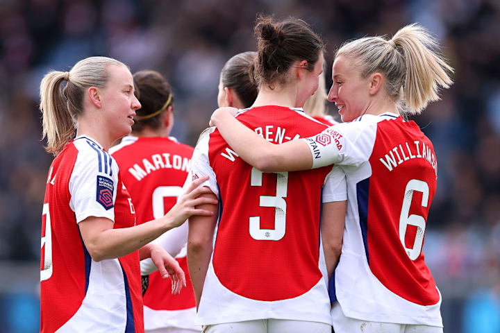 Lotte Wubben-Moy, Leah Williamson, Beth Mead