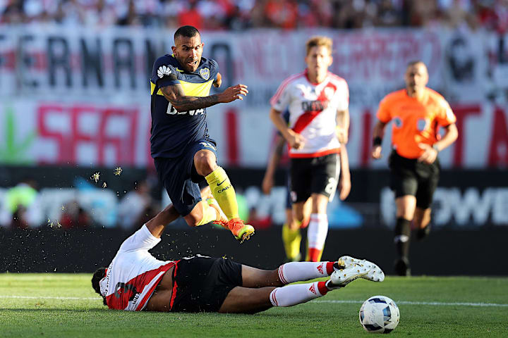 Arturo Mina Meza, Carlos Tevez
