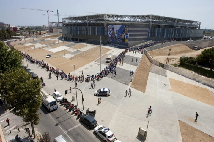 Espanyol football team supporters line u
