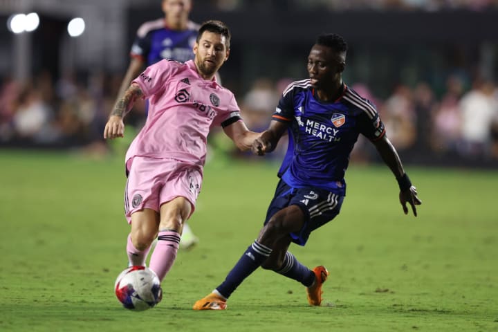 Lionel Messi, Obinna Nwobodo