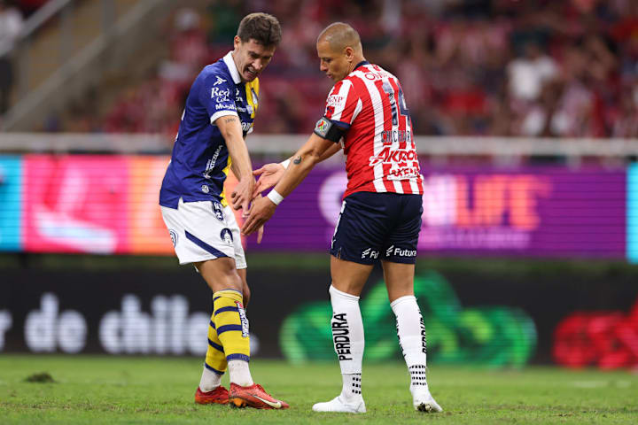 Javier Hernandez, Rodrigo Dourago
