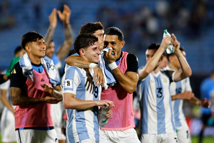 Julian Alvarez, Walter Benítez