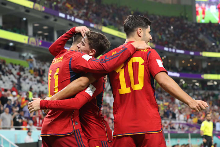 Lini depan Spanyol tampil gemilang sejak awal laga tanpa penyerang murni