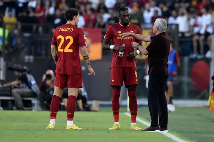 Jose Mourinho coach of AS Roma (r) talks to Tammy Abraham...