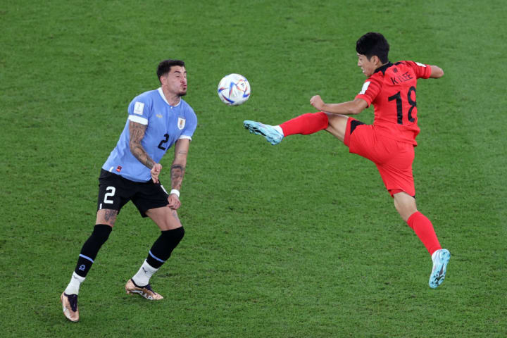 TOPSHOT-FBL-WC-2022-MATCH14-URU-KOR