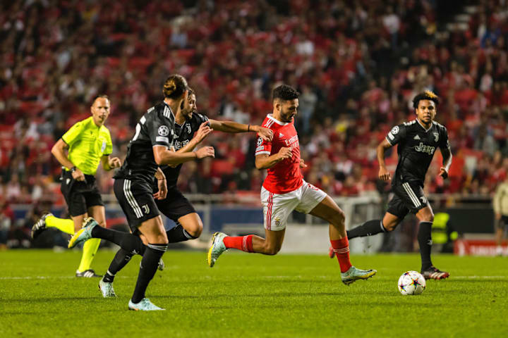 Goncalo Ramos (R2) of SL Benfica, Adrien Rabiot (L), and...