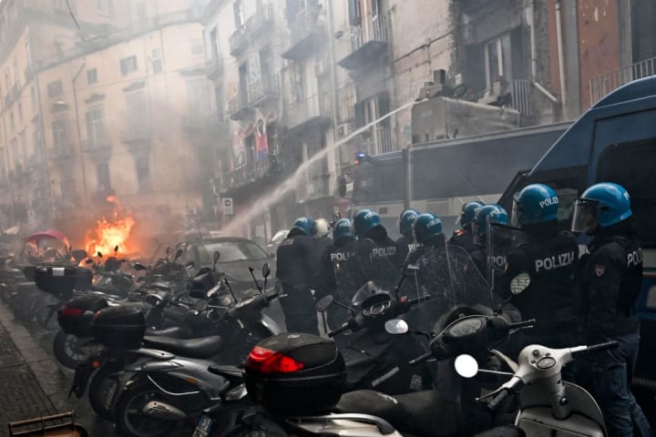 TOPSHOT-FBL-EUR-C1-NAPOLI-FRANKFURT-FANS