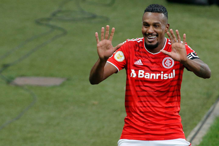 Edenilson Meio-campo Internacional Campeonato Brasileiro