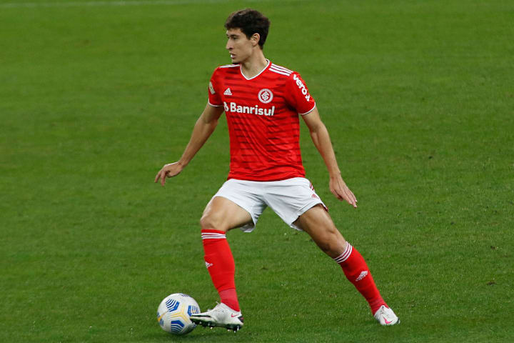 Rodrigo Dourado Volante Internacional Campeonato Brasileiro