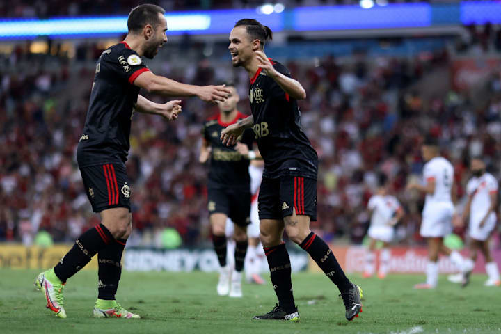 Michael, Everton Ribeiro