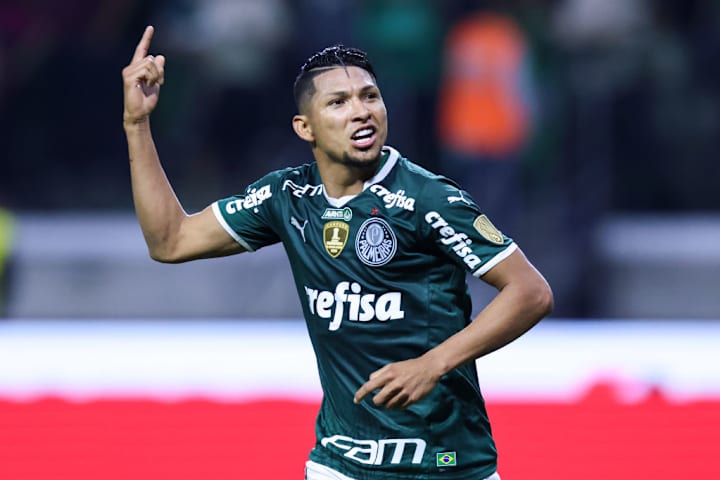 Palmeiras lidera o Brasileirão com leve folga