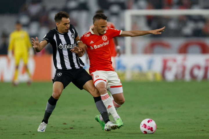 Renê, lateral do Inter.