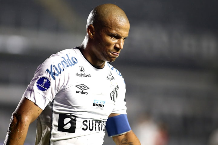 Carlos Sánchez, meio-campista do Santos