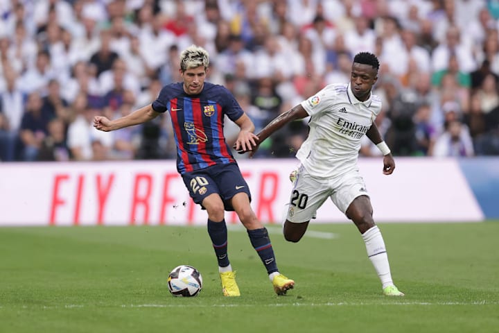 Vinicius Junior e Sergi Roberto disputam a bola no El Clásico pela La Liga