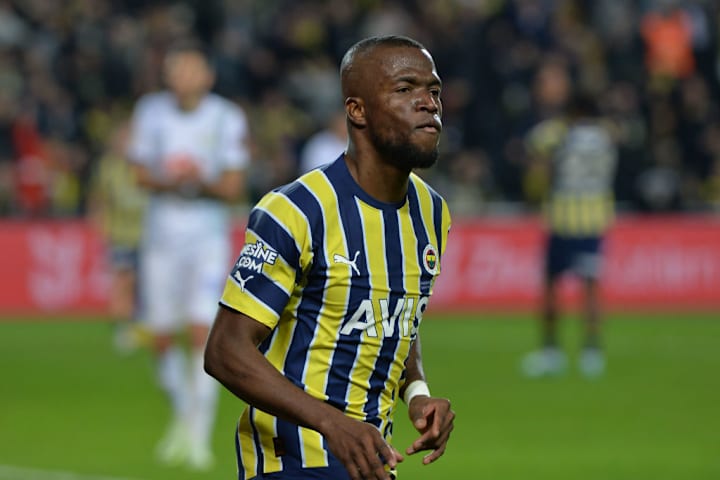 Fenerbahçe Centroavante Mercado Janela Reforço Inter Internacional Futebol
