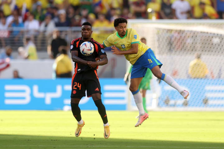 Marquinhos e Jhon Cordoba, na partida entre Brasil e Colômbia pela Copa Améric