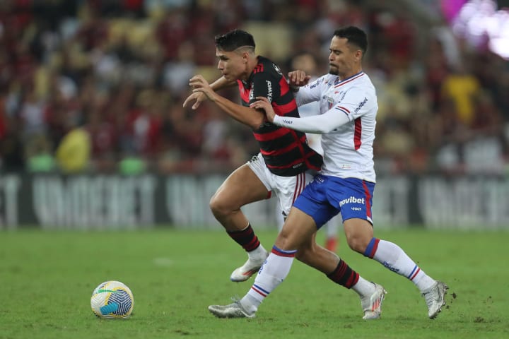 Luiz Araujo e Yago Pikachu, em Flamengo x Fortaleza pelo Brasileirão