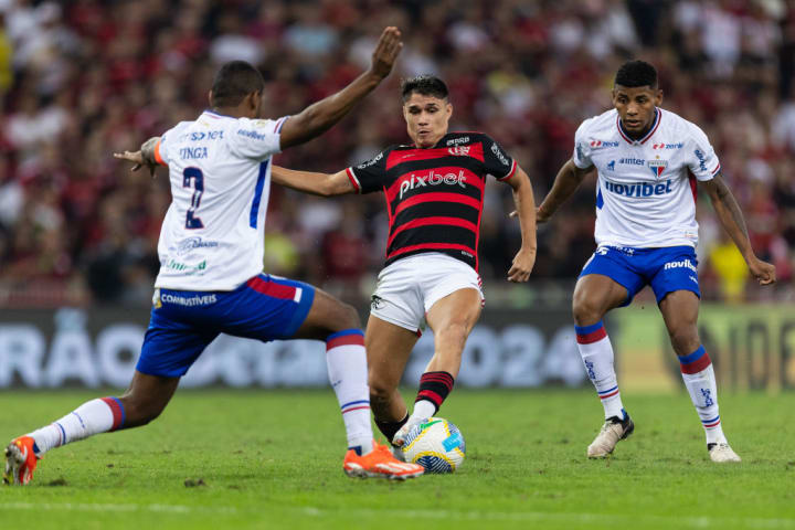 Luiz Araujo e Tinga, em Flamengo x Fortaleza pelo Brasileirã
