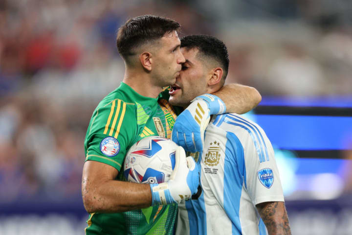 Emiliano Martinez e Cristian Romero, da Argentina, na Copa América 202