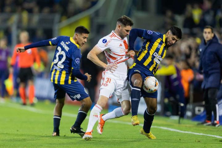 Lucas Alario e Facundo Mallo, em Rosario Central x Internaciona