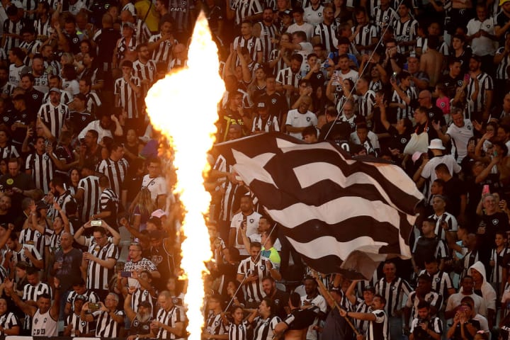 Torcida do Botafogo no Niltão.