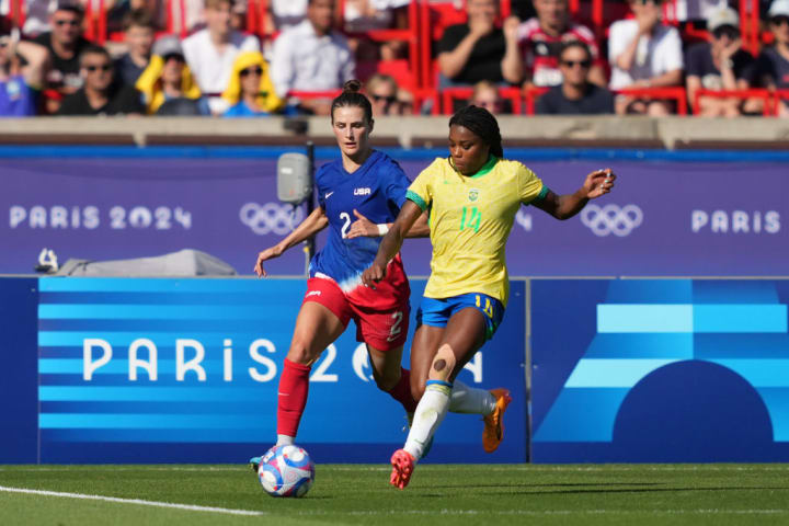 Ludmila e Emily Fox, na final do futebol feminino das Olimpíadas de Pari