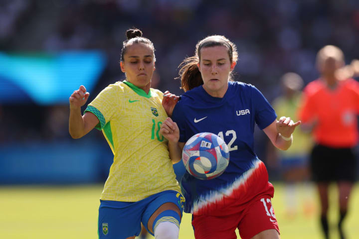 Gabi Portilho e Tierna Davidson, na final das Olimpíadas de Pari