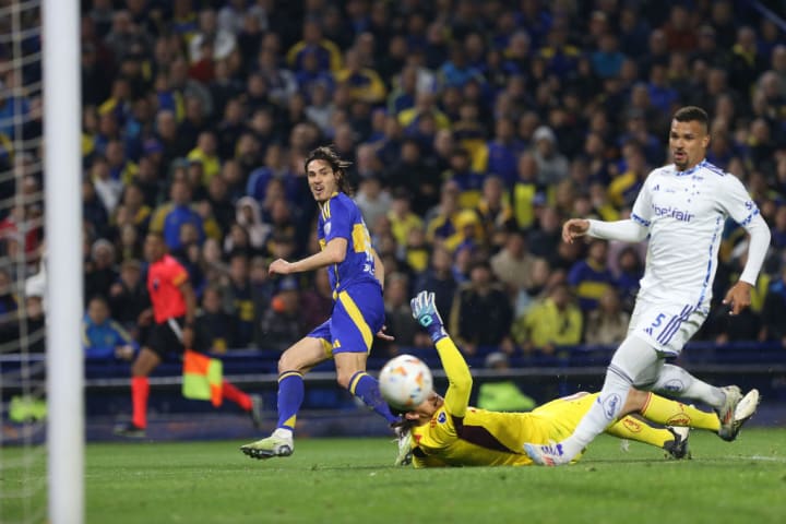 Cavani, do Boca, contra o Cruzeiro pelo Copa Sul-American