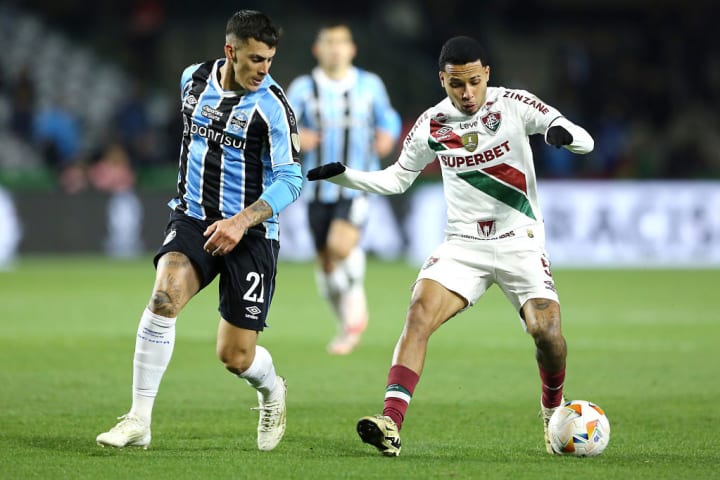 Cristian Pavón e Alexsander, de Grêmio e Fluminens