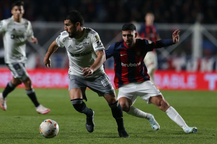 Nahuel Bustos e Junior Alonso, em San Lorenzo x Atlético-MG pela Libertadores