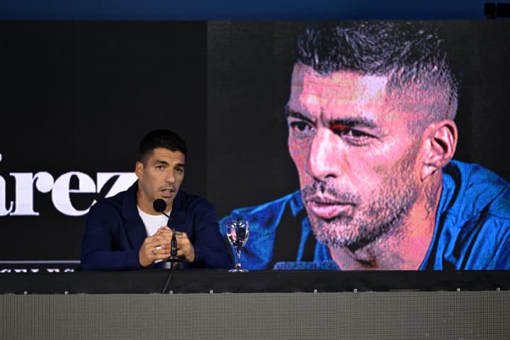 FBL-URU-SUAREZ-PRESSER