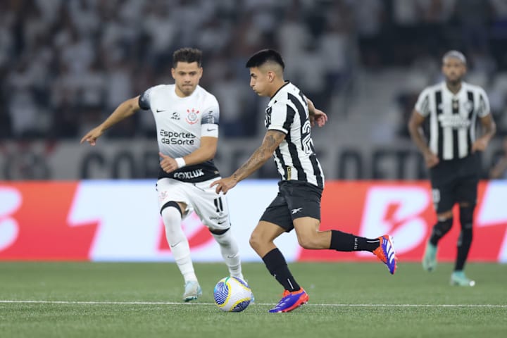 Thiago Almada, do Botafogo, contra o Corinthian