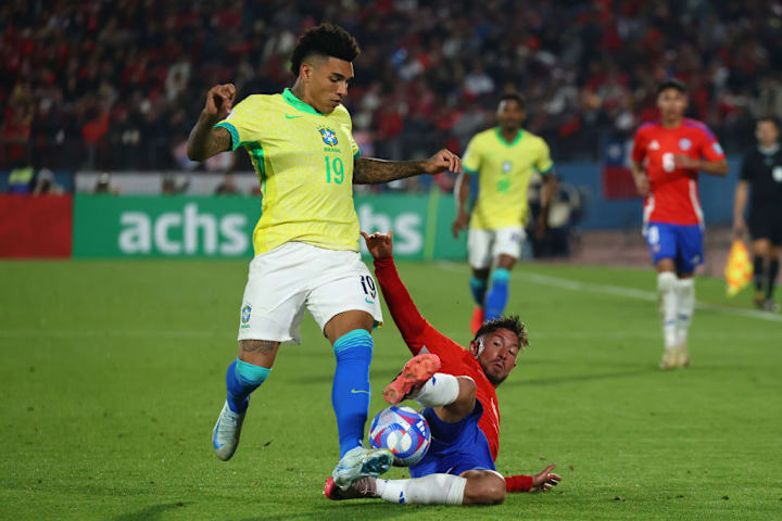 Felipe Loyola e Igor Jesus, em Chile x Brasil pelas Eliminatória
