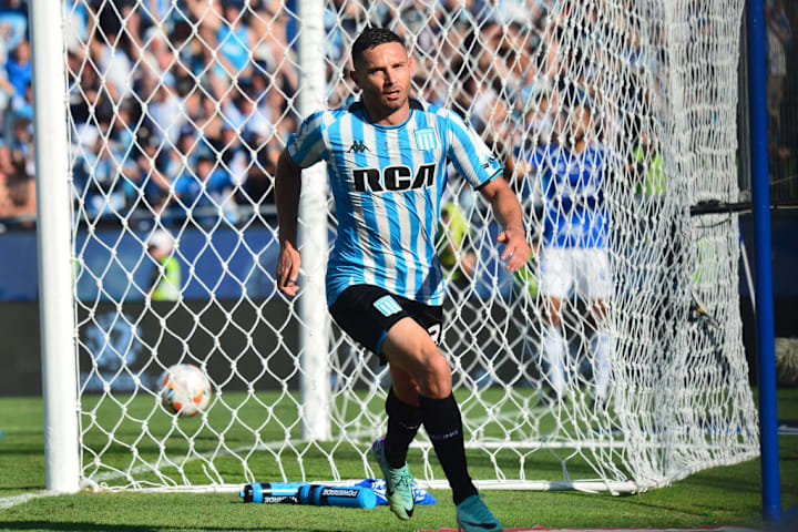 Adrián Martínez, do Racing, faz gol contra o Cruzeiro na final da Copa Sul-American