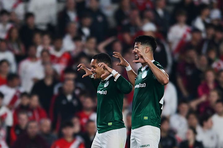 Vitor Roque, José Lopez