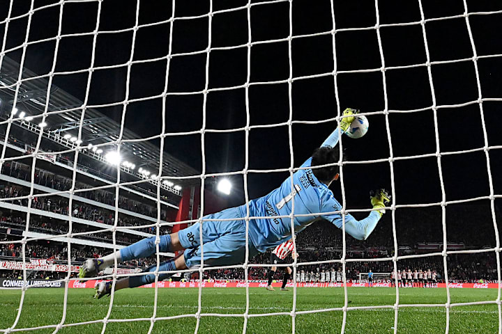 TOPSHOT-FBL-LIBERTADORES-ESTUDIANTES-FLAMENGO