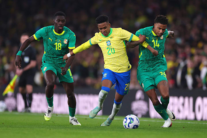 Estevao, Ismaila Sarr, Ismail Jakobs