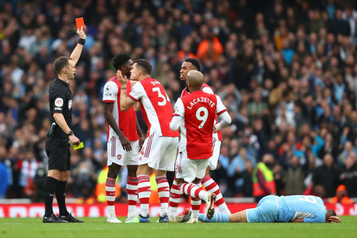 Gabriel Magalhaes, Stuart Attwell, Gabriel Jesus