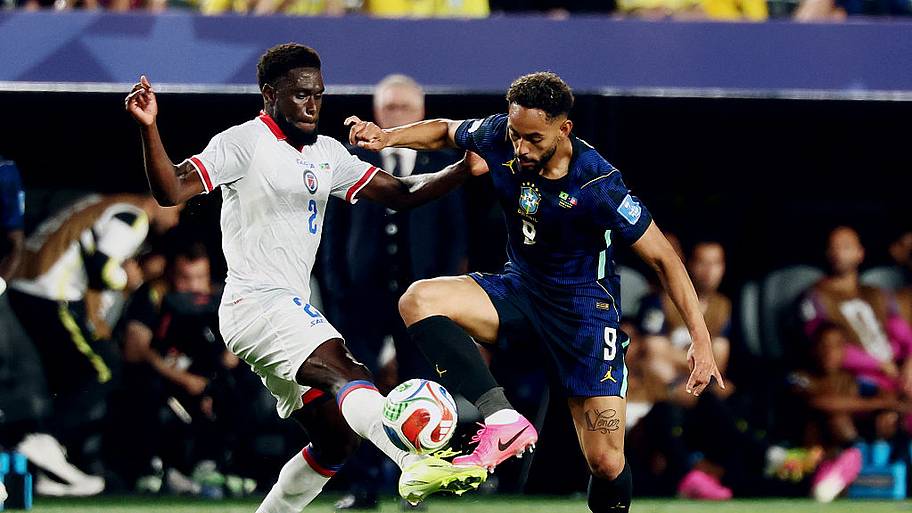 Cunha going for the ball.