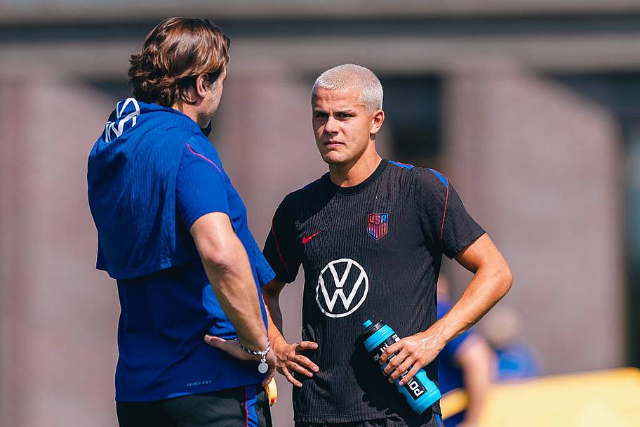 FAYETTEVILLE, GEORGIA - SEPTEMBER 24: Cavan Sullivan of United States talks to coach Pochettino during a training session.