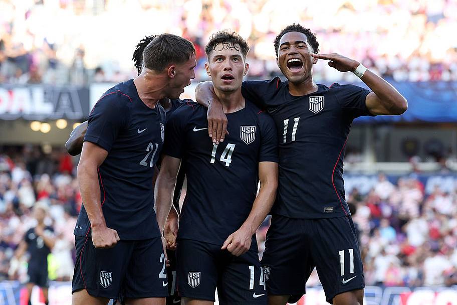 usmnt celebrating fourth goal