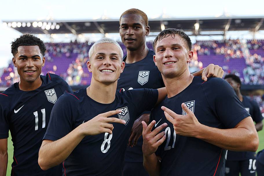 The youngsters all smiling together.