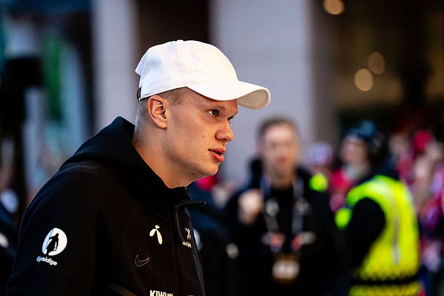 haaland arriving to stadium with norway for nations league.