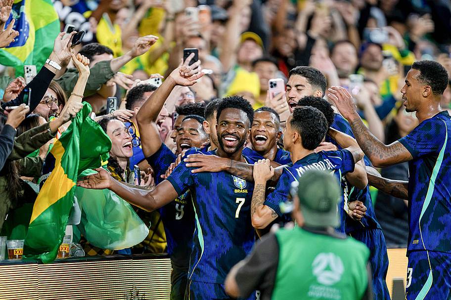 Vinícius Jr. and Brazil teammates.