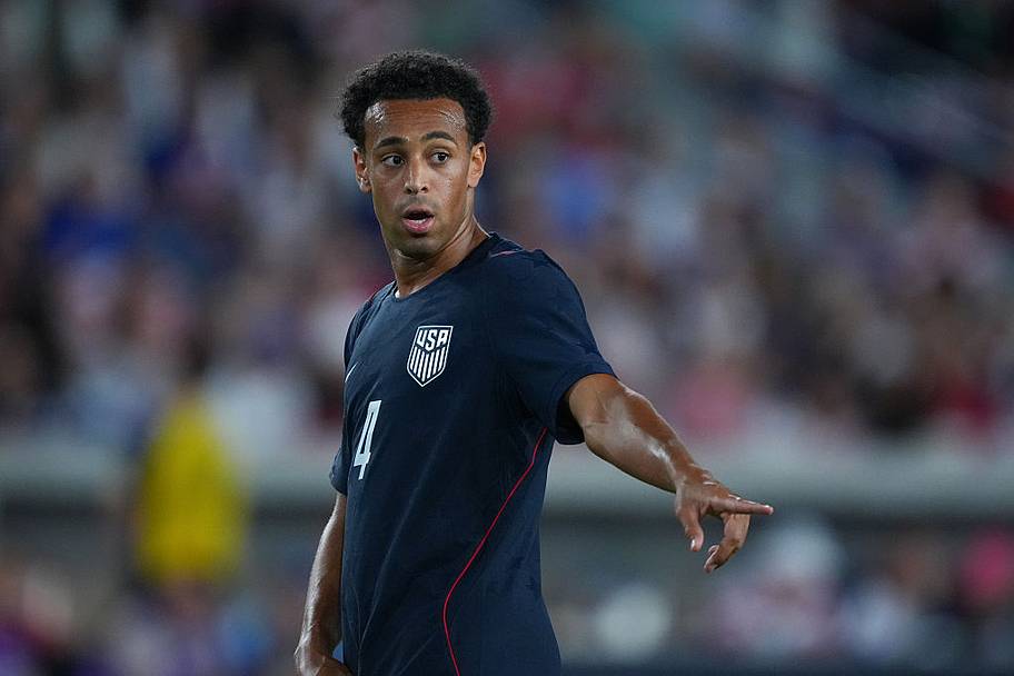 Tyler adams pointing on the field