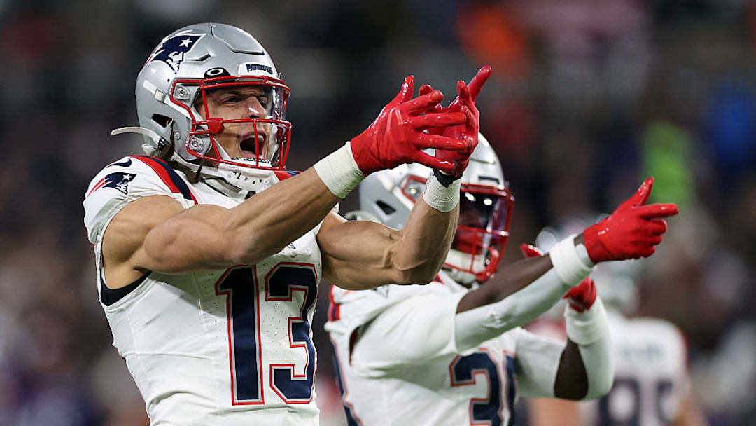 Mack Hollins (13) y Rhamondre Stevenson (38) celebran en el triunfo de los Patriots.