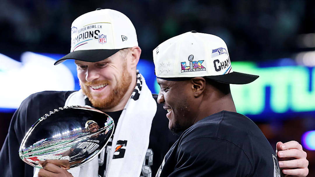 Sam Darnold y Kenneth Walker III con el trofeo Vince Lombardy.